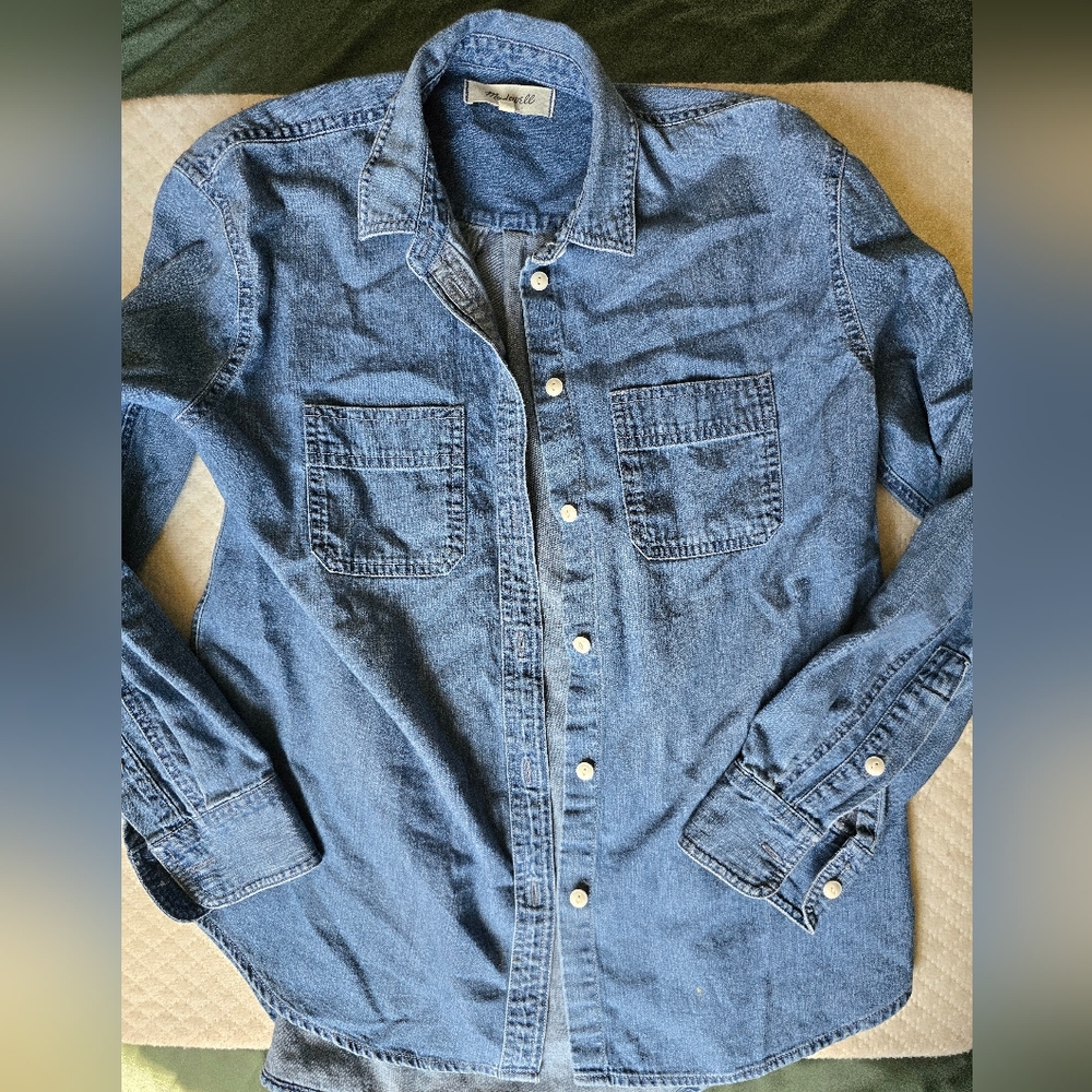 Madewell Button up jean style long sleeved shirt with front pockets size xs